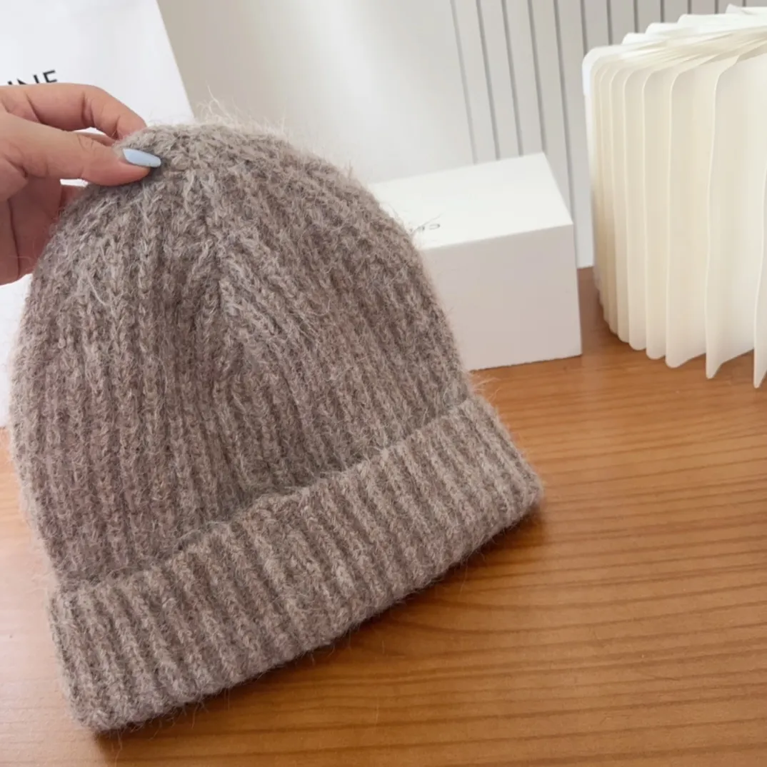 💰70 Crow Heart Autumn and Winter Wool Knitted Beanie This must be a favorite of minimalism. It is clean, neat, fashionable and versatile, and will definitely not be picky about your face shape! A fashionable classic that lasts forever! Fashionable black and white can be purchased together!